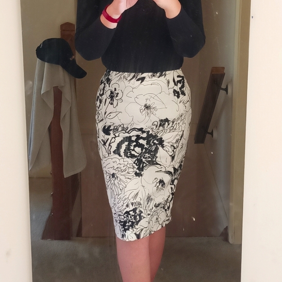 Vintage Dresses & Skirts - VINTAGE Me First! Floral Black and White Pencil Skirt Size 14